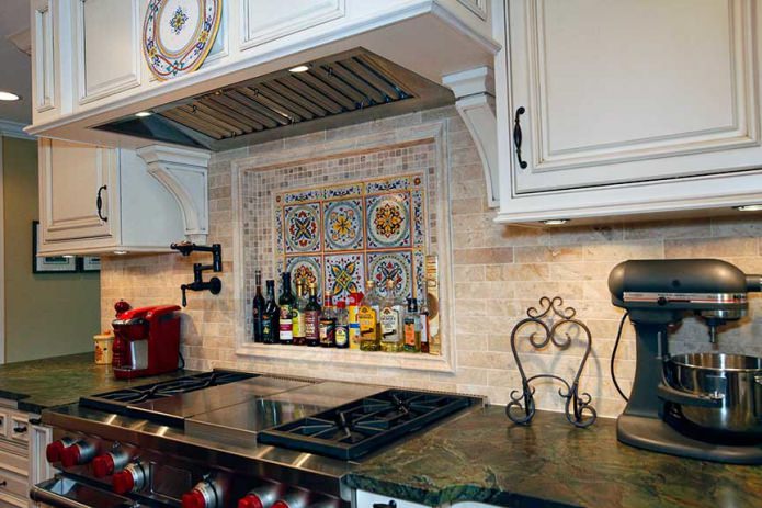 azulejos brilhantes no avental