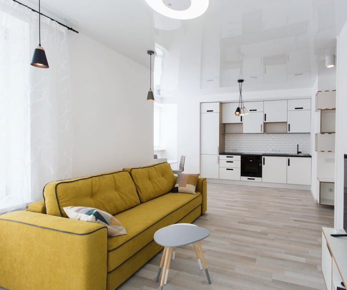 interior com uma área de cozinha na parede oposta