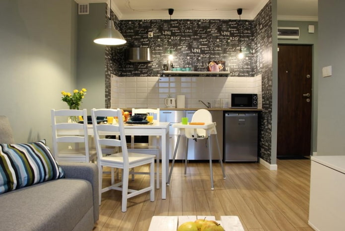 interior de uma cozinha-estúdio com acabamento decorativo