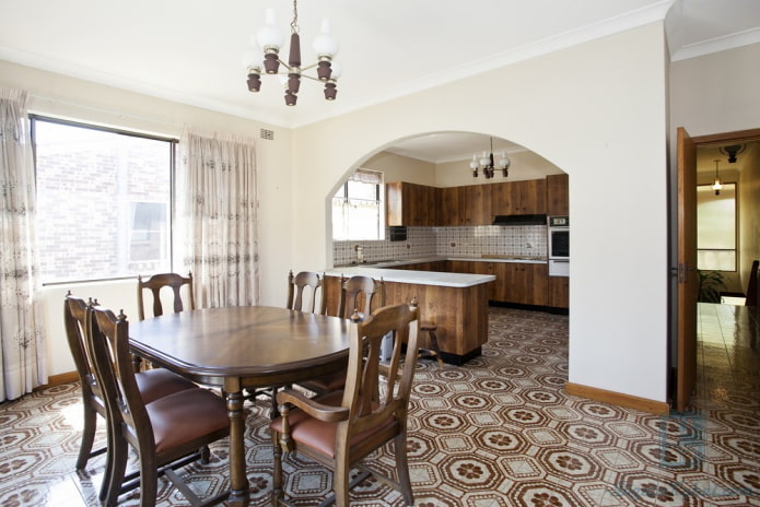 interior de uma cozinha-estúdio com arco