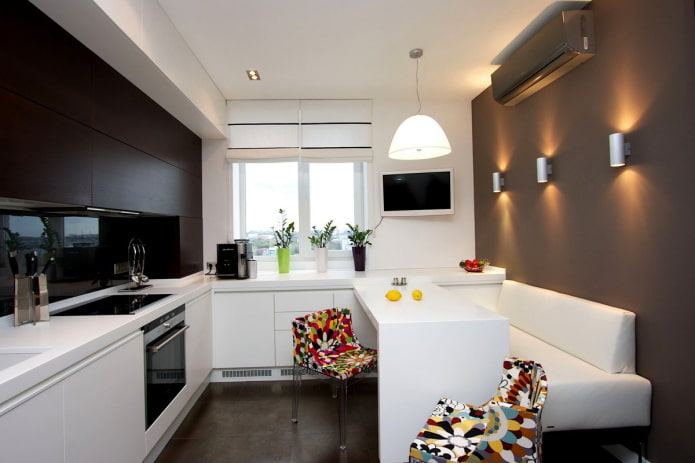 interior com uma área de cozinha perto da janela