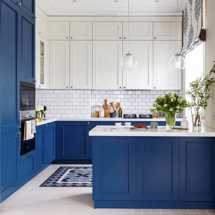 conjunto de cozinha azul e branco