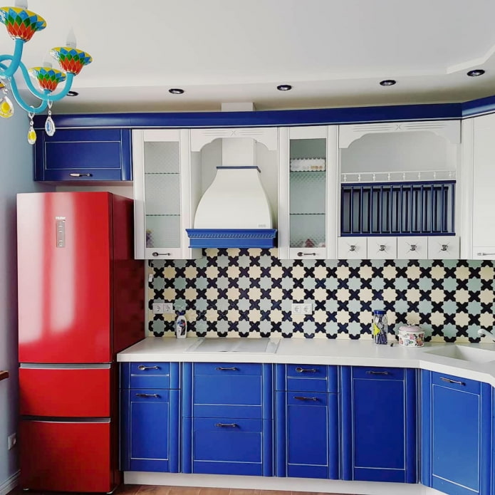 geladeira vermelha na cozinha