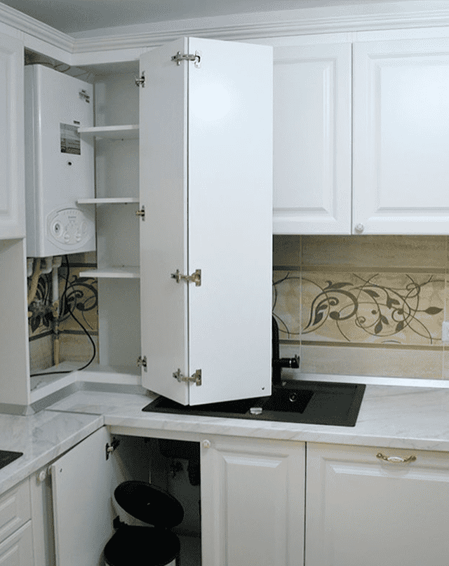 Coluna atrás de uma porta sanfonada