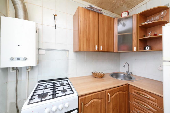 Cozinha com azulejos em toda a parede