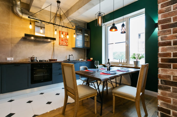 lustres acima da mesa de jantar e ao longo da área de trabalho