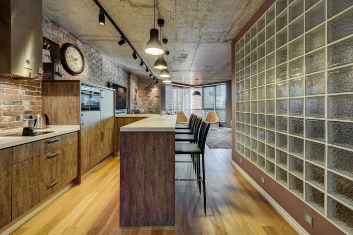 piso laminado com efeito de madeira e parede de blocos de vidro