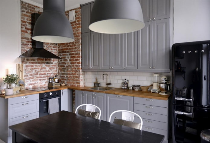 mesa de cozinha em uma cozinha pequena