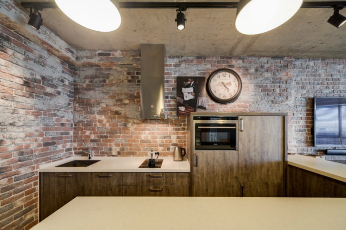 relógio grande e elegante acima do conjunto de cozinha