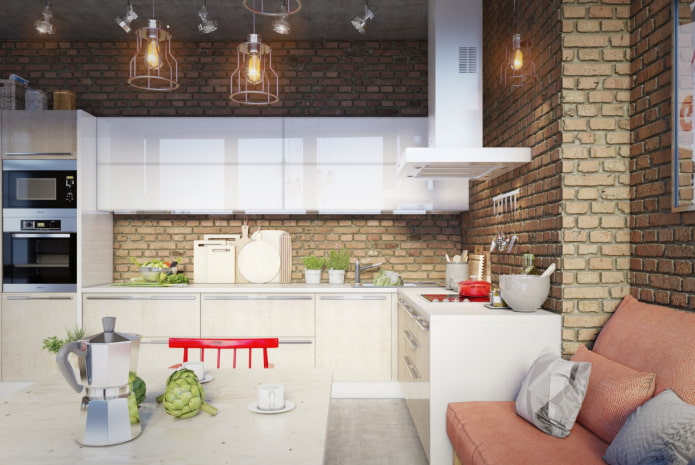 conjunto branco brilhante em uma cozinha pequena