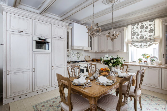 Estilo provençal no interior de uma cozinha branca