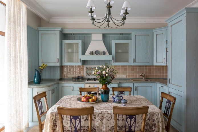 Estilo provençal no interior de uma cozinha azul