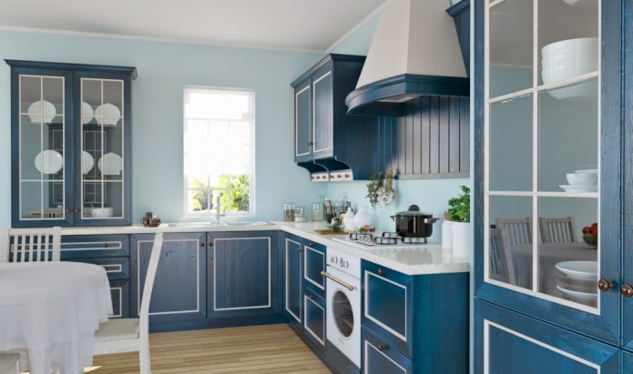 Estilo provençal no interior de uma cozinha azul