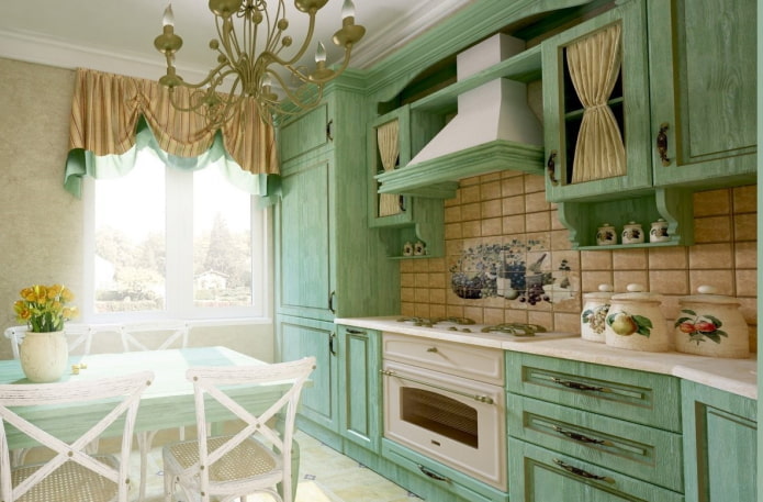 Estilo provençal no interior de uma cozinha verde