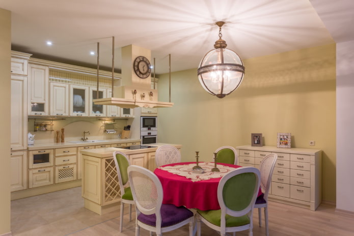 iluminação no interior da cozinha em estilo provençal