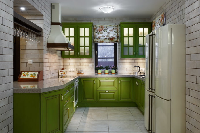Estilo provençal no interior de uma cozinha verde