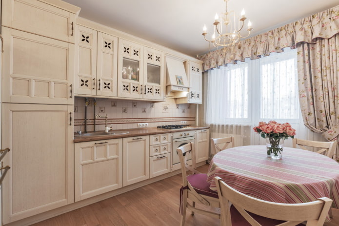cortinas e tecidos no interior da cozinha em estilo provençal