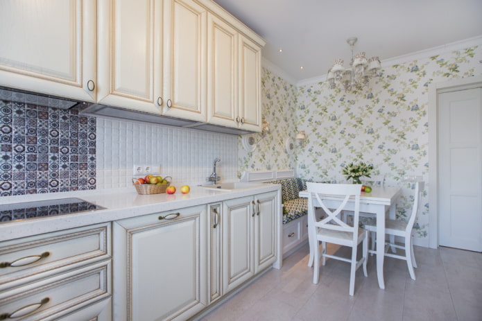 Estilo provençal no interior de uma cozinha branca