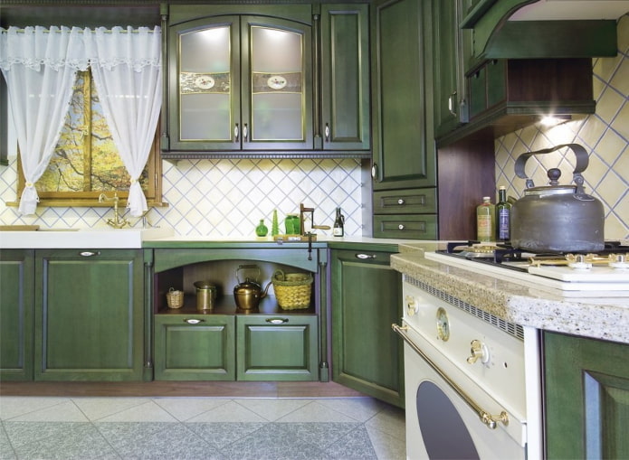 Estilo provençal no interior de uma cozinha verde