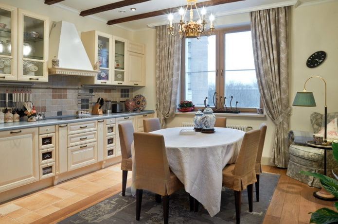 cortinas e tecidos no interior da cozinha em estilo provençal