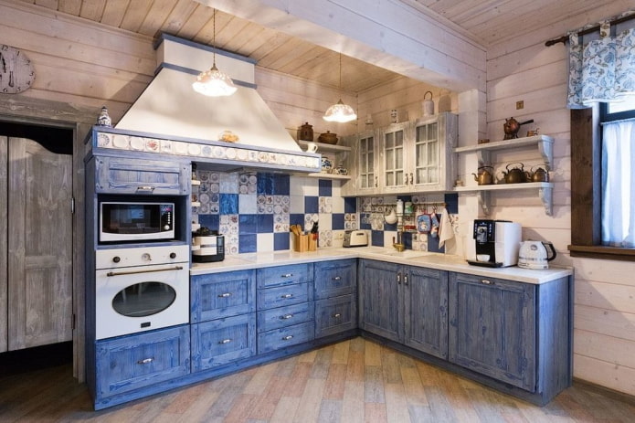 cozinha em estilo provençal em uma casa particular