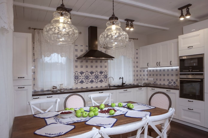 Estilo provençal no interior de uma cozinha branca