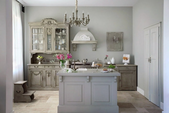 Estilo provençal no interior de uma cozinha cinza