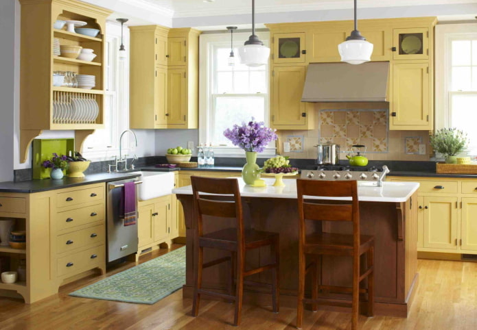 Estilo provençal no interior de uma cozinha amarela