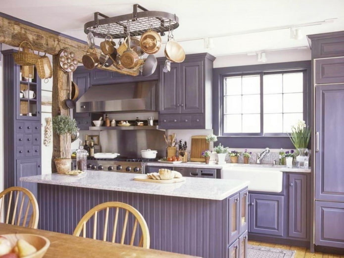 Estilo provençal no interior de uma cozinha lilás