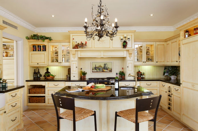 Estilo provençal no interior de uma cozinha bege