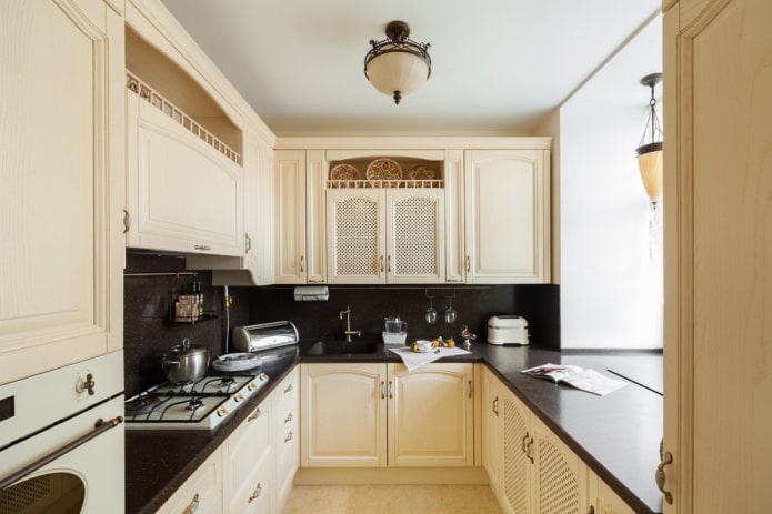 Estilo provençal no interior de uma cozinha bege