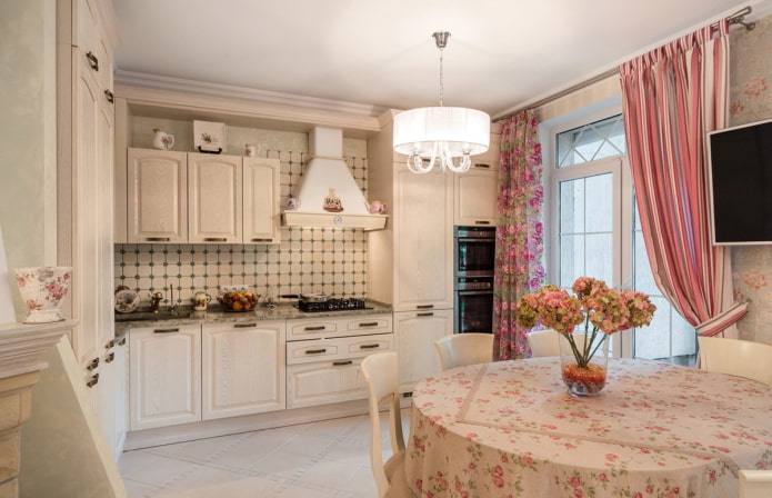 cortinas e tecidos no interior da cozinha em estilo provençal