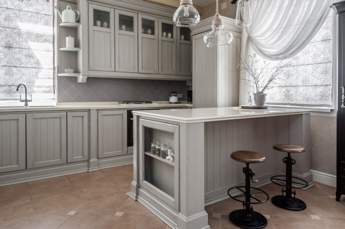 Estilo provençal no interior de uma cozinha cinza