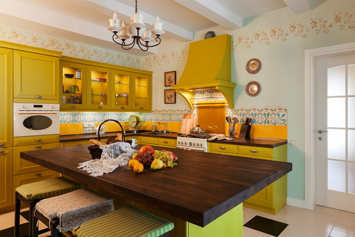 Estilo provençal no interior de uma cozinha amarela