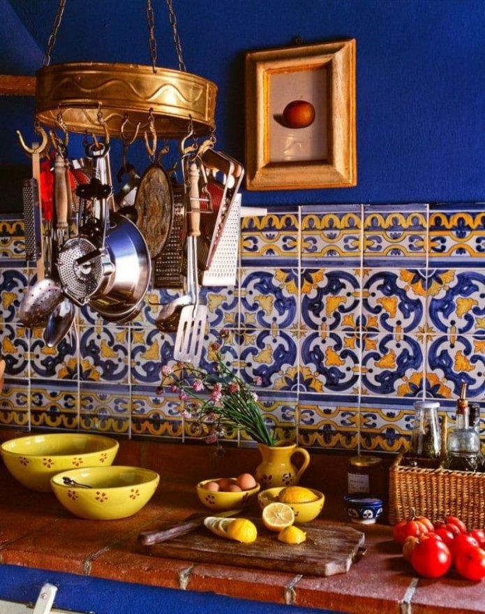 cozinha azul com detalhes em amarelo