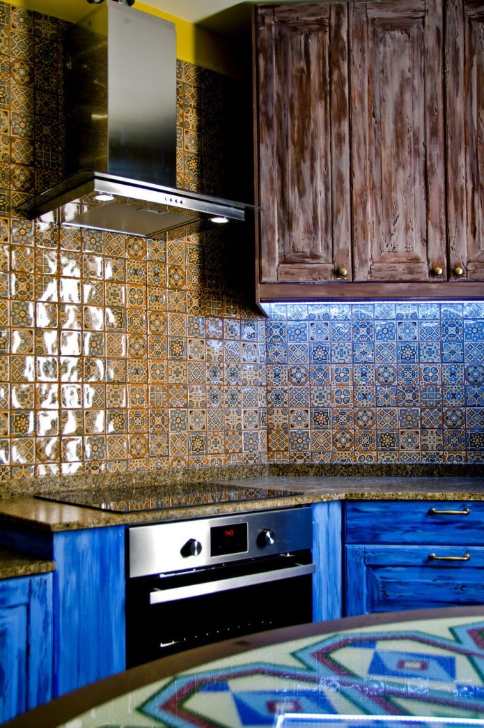 pequenos azulejos no avental