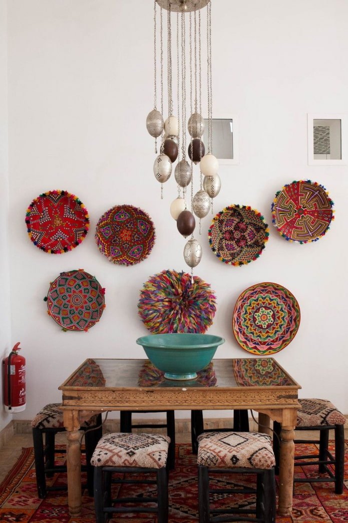 decoração de parede com pratos