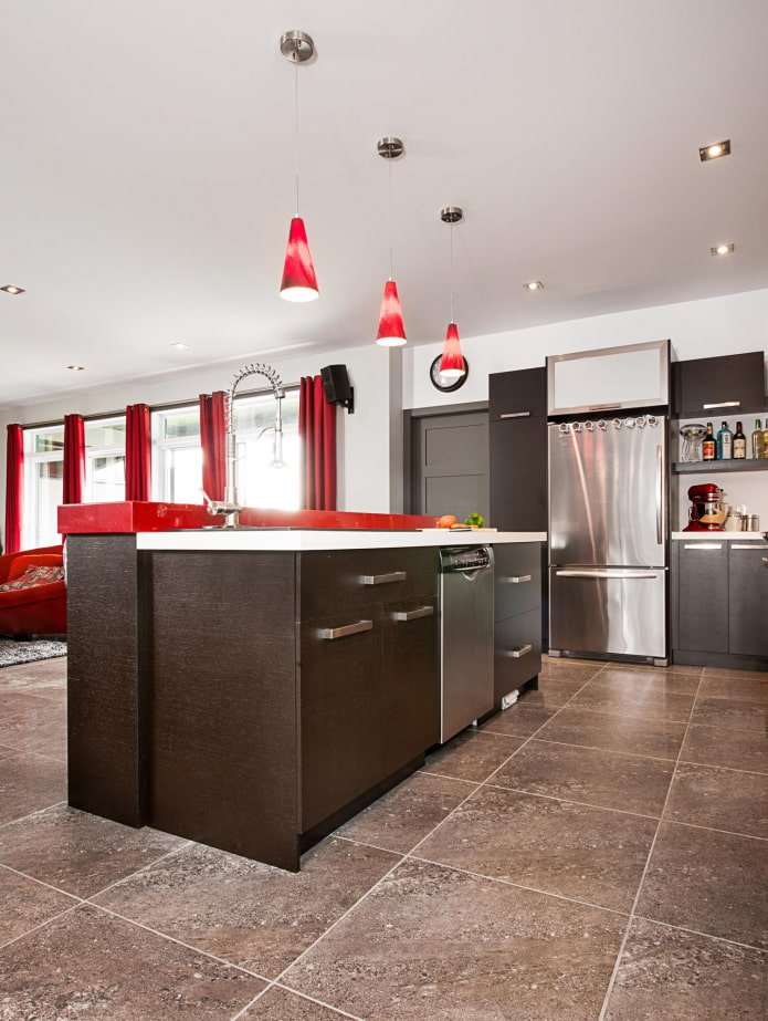 cozinha com detalhes em vermelho