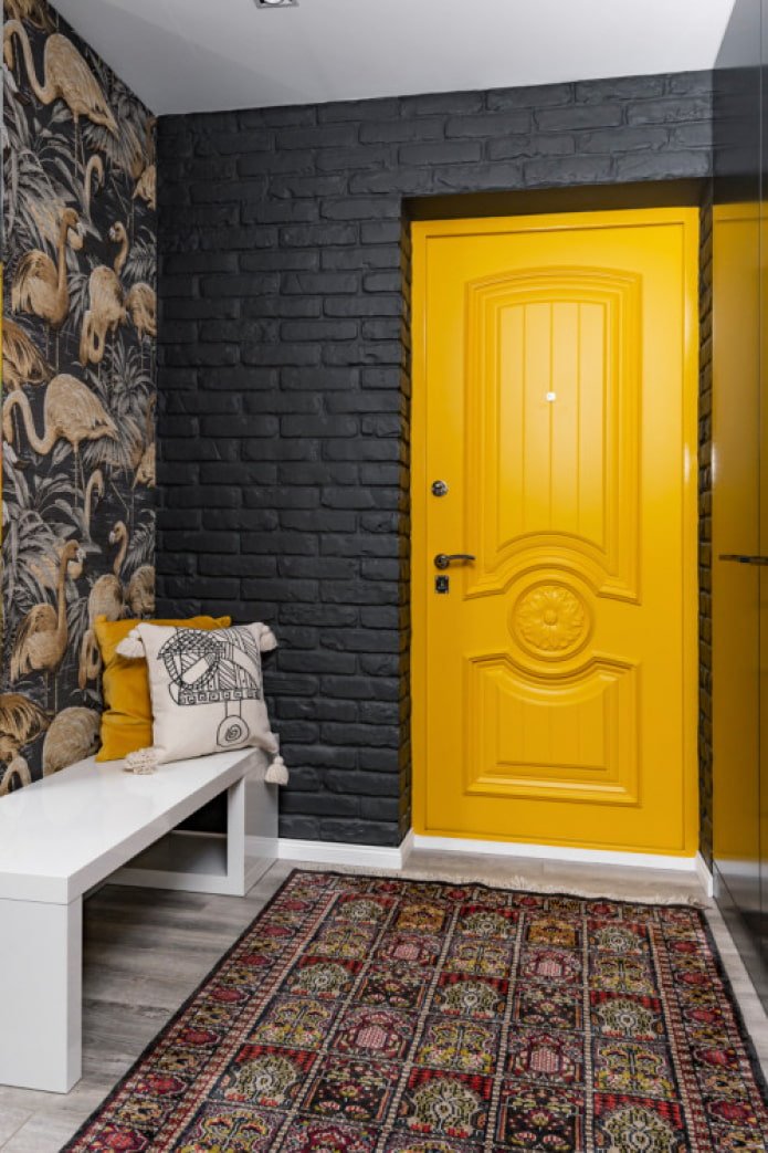 detalhes em amarelo no corredor