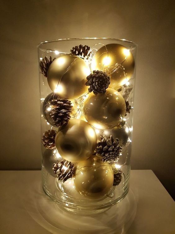 Luminária feita de bolas de Ano Novo