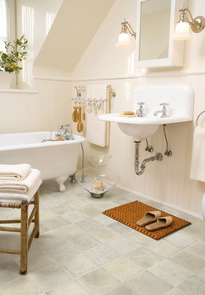 ladrilhos de vinil de quartzo sob azulejos de porcelana no banheiro