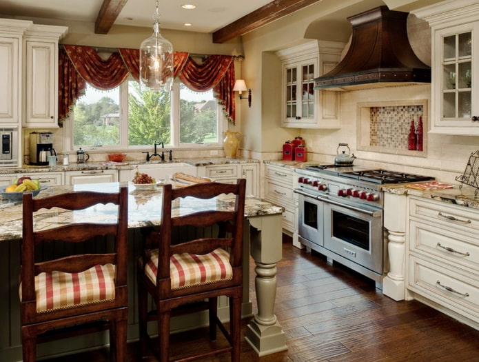 lambrequins no interior da cozinha em estilo campestre