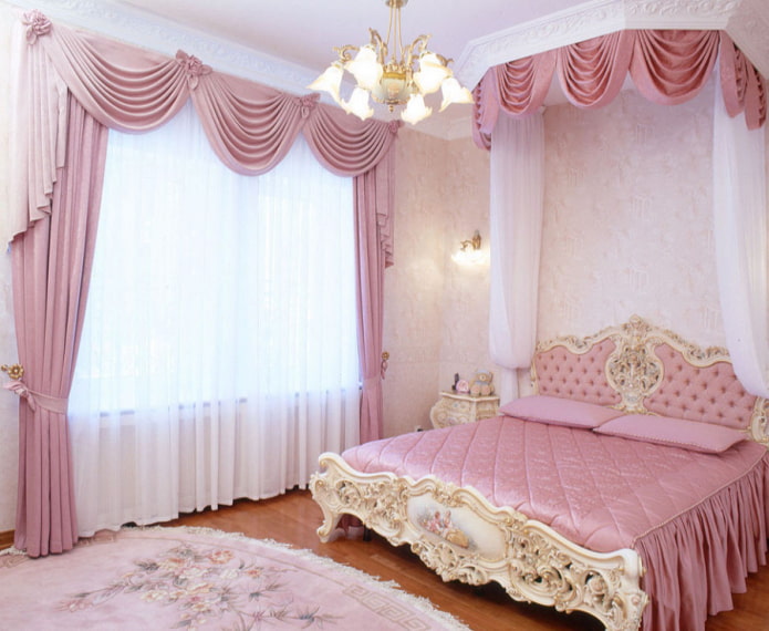 lambrequins rosa no interior do quarto