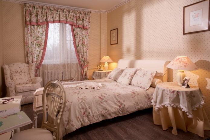 lambrequins no quarto no estilo provençal