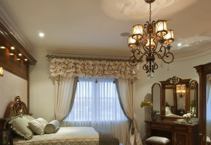 lambrequim com pufes no interior do quarto