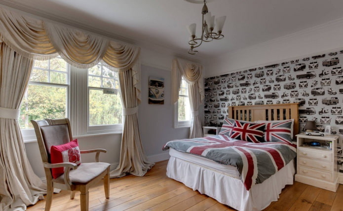 lambrequins com cortinas no interior do quarto