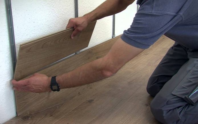 torneamento para assentamento de placas laminadas na parede