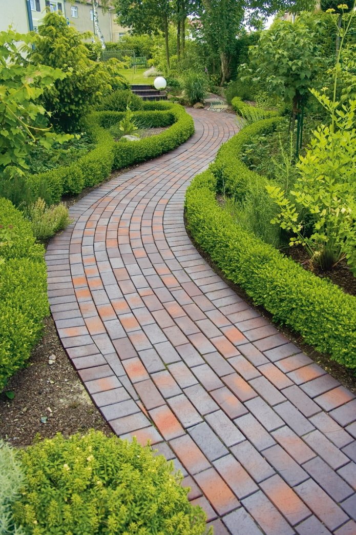 caminho feito de azulejos no jardim