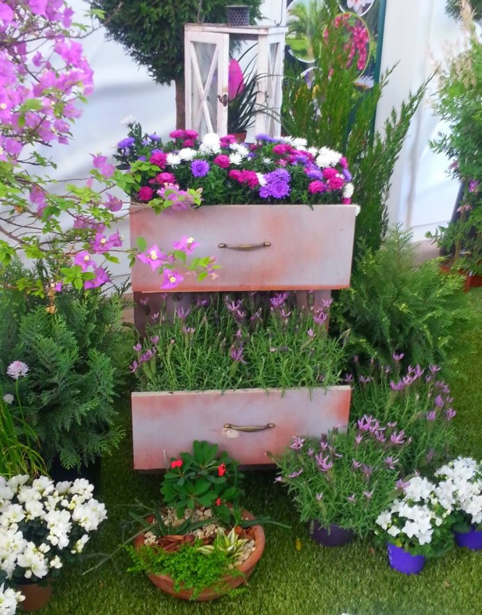 flores em uma cômoda do lado de fora
