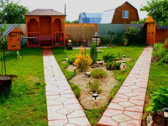 caminhos de azulejos no jardim